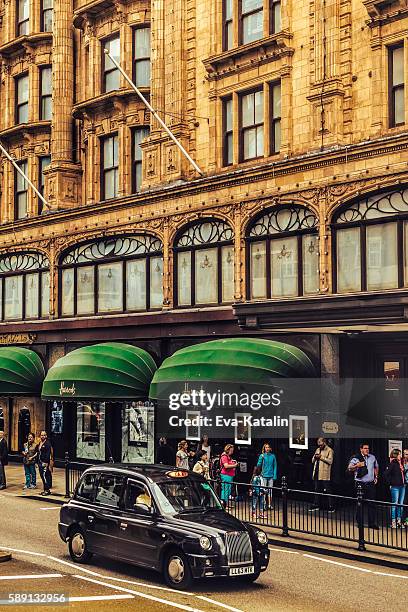 taxi vorbei an harrods - harrods stock-fotos und bilder