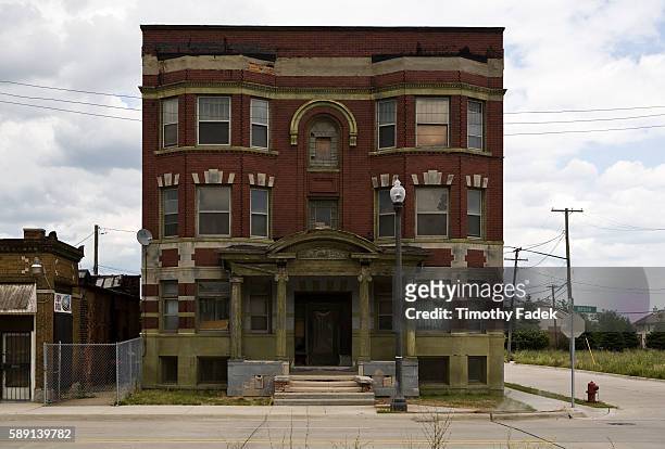 An abandoned apartment building. The decades-long decline of the U.S. Automobile industry is acutely reflected in the urban decay of Detroit, the...