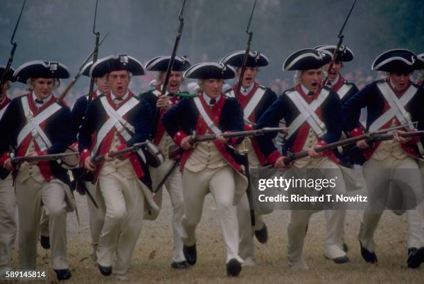 men reenacting bayonet charge - amerikanische revolution stock-fotos und bilder