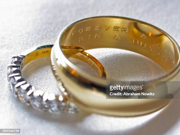 wedding rings with engraving - gioielli foto e immagini stock