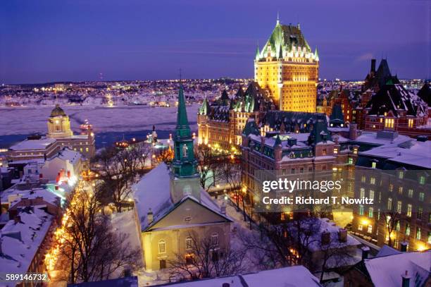 old quebec at dusk in winter - chateau frontenac hotel - fotografias e filmes do acervo