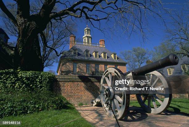 cannon at governor's palace - williamsburg virgínia imagens e fotografias de stock
