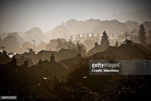 foggy dawn in northern england suburbia - silentfoto sheffield fotografías e imágenes de stock