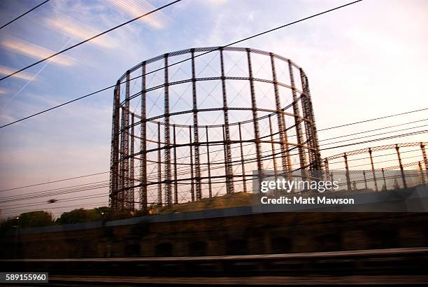 views from a train in england uk - central-eléctrica-a-gas fotografías e imágenes de stock