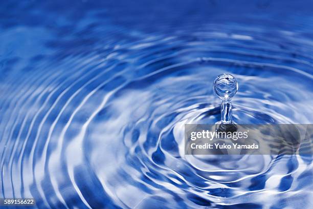 pure water - fast shutter speed stock-fotos und bilder