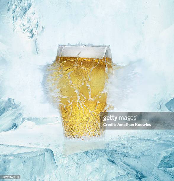 beer pint glass exploding on ice - exploding glass stockfoto's en -beelden