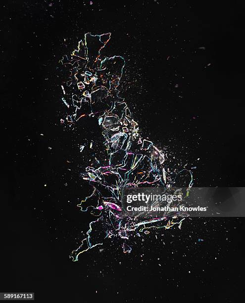 great britain map formed out of shattered glass - splitter stock-fotos und bilder
