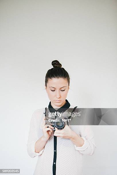 girl holding camera - n n girl models imagens e fotografias de stock