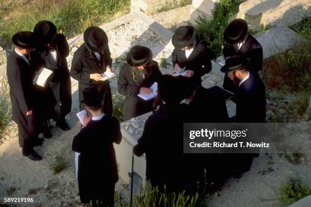 praying over a tomb - jewish funeral stock pictures, royalty-free photos & images