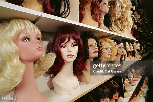 display of wigs on mannequins - peluca fotografías e imágenes de stock