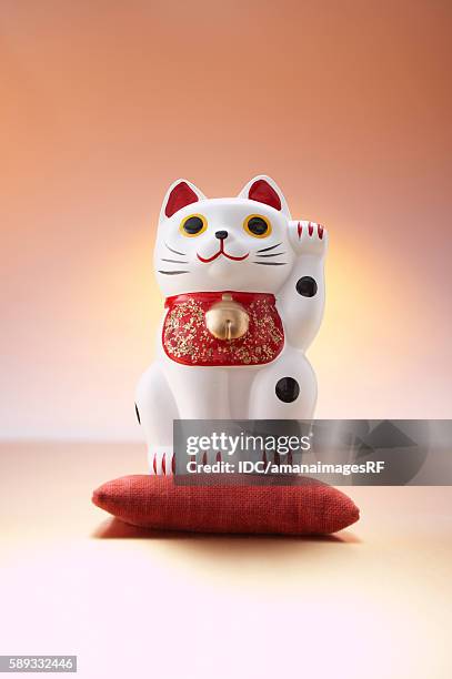 japanese porcelain cat - maneki neko stock pictures, royalty-free photos & images