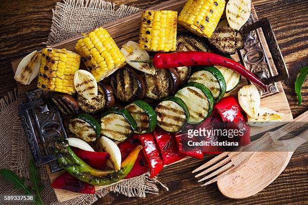 homemade organic grilled summer vegetables on rustic table viewed from above - grelhado imagens e fotografias de stock