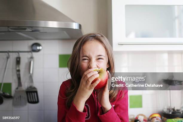 a 10 years old girl eating an apple - 10 11 years 個照片及圖片檔