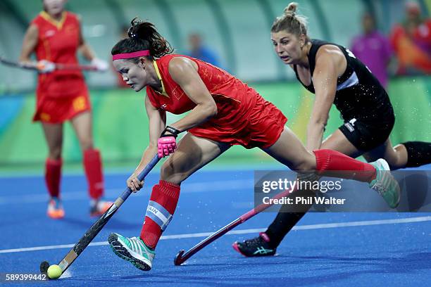 Qiuxia Cui of Chinq takes the ball forwrd in the Women's Pool A match between the People's Republic of China and New Zealand on Day 8 of the Rio 2016...