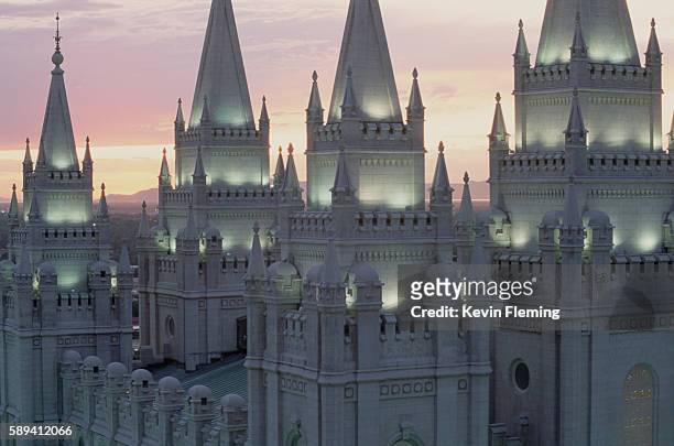 steeples of the mormon temple at dusk - mormonism imagens e fotografias de stock