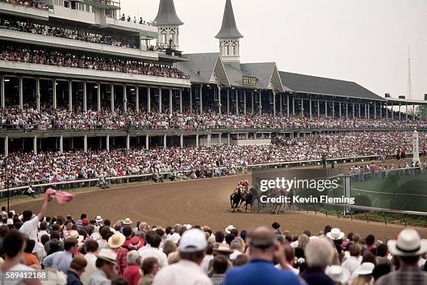 horses rounding the bend in horse race - louisville v kentucky stock-fotos und bilder