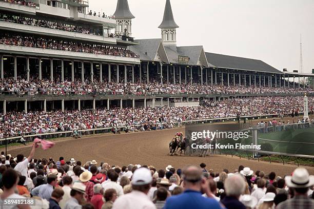horses rounding the bend in horse race - louisville v kentucky stock pictures, royalty-free photos & images