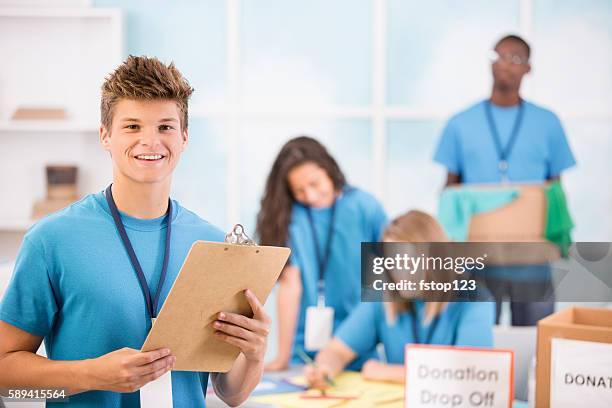 multiethnische gruppe von teenagern organisiert lokale spendenaktion. - einschreibungsveranstaltung stock-fotos und bilder