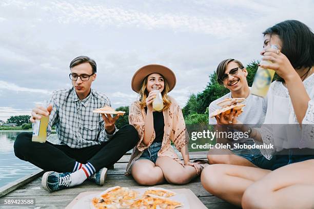 friends eating pizza - beer alcohol stockfoto's en -beelden