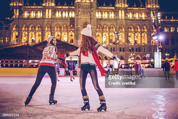 urlaub ist zum spaß mit freund - ice skate stock-fotos und bilder