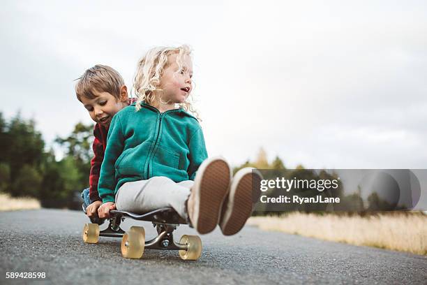 kinder reiten auf skateboard - friendship kids stock-fotos und bilder