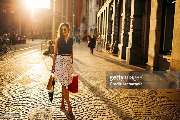 giovane donna che cammina e fa shopping ad amsterdam - amsterdam dusk evening foto e immagini stock