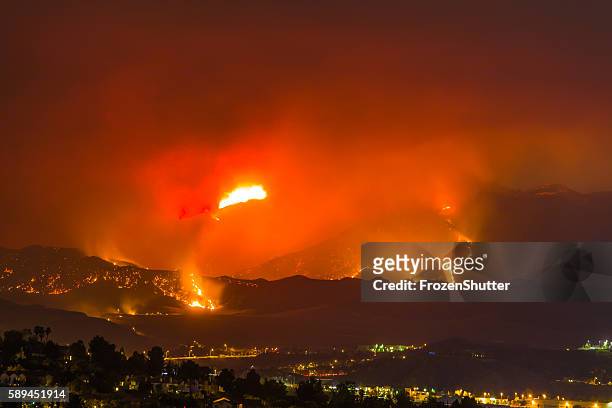 night long exposure photograph of the santa clarita wildfire - san bernardino california stockfoto's en -beelden