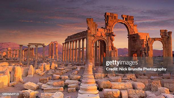 monumental arch, palmyra, syria - palmyra syria stock pictures, royalty-free photos & images