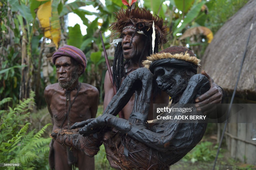 TOPSHOT-DOUNIAMAG-INDONESIA-PAPUA-CULTURE-FESTIVAL-MUMMY