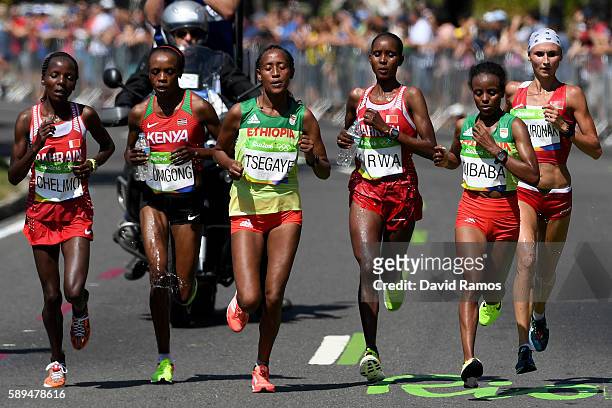 Rose Chelimo of Bahrain, Jemima Jelagat Sumgong of Kenya, Tirfi Tsegaye of Ethiopia, Eunice Jepkirui Kirwa of Bahrain, Mare Dibaba of Ethiopia, and...