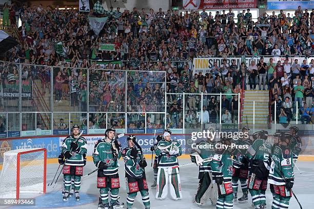 The players of the Starbulls Rosenheim acknowledge the fans after the test match between the Starbulls Rosenheim and the Duesseldorfer EG on August...