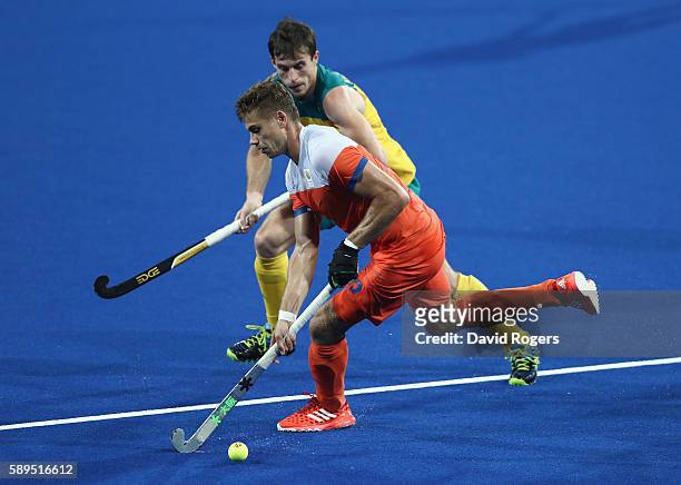Sander de Wijn of the Nehterlands controls the bduring the Men's hockey quarter final match between the Netherlands and Australia on Day 9 of the Rio...