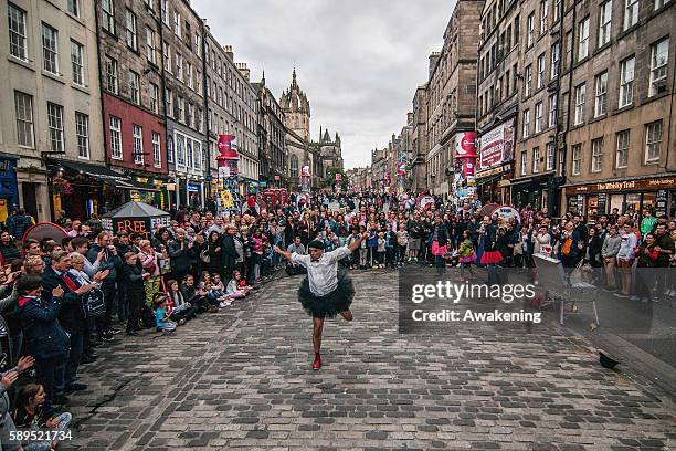 Edinburgh Festival Fringe entertainer performs on the Royal Mile on August 14, 2016 in Edinburgh, Scotland. The largest performing arts festival in...