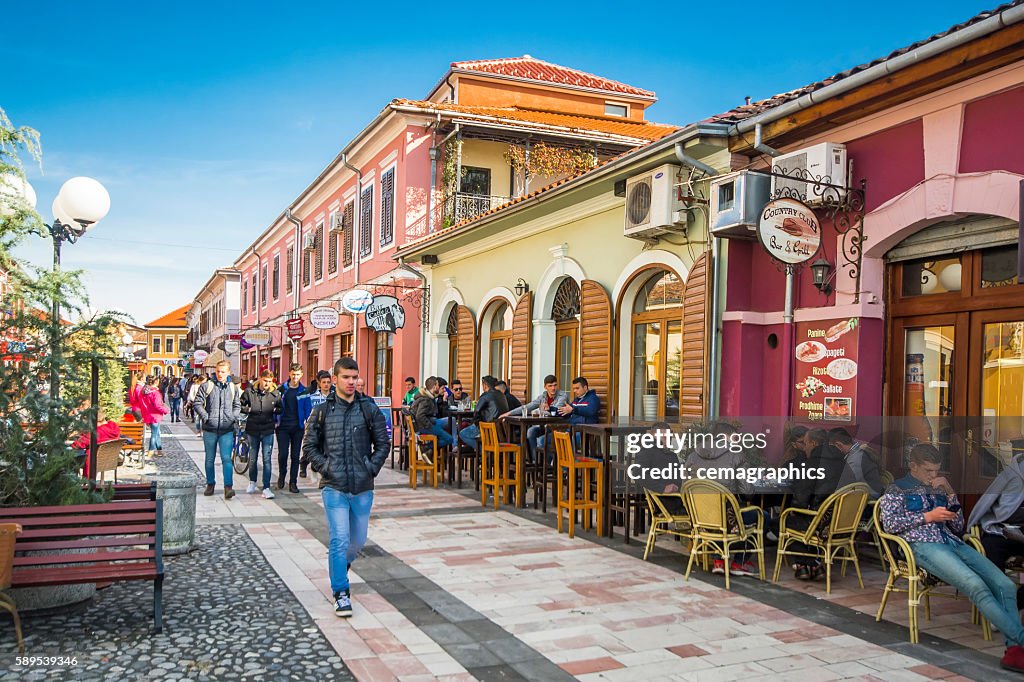 Menschen gehen in bunten Shkoder Straßen in Albanien