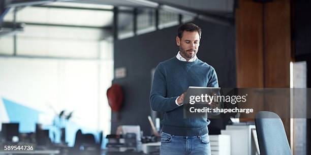 tools for the modern businessman - een tablet gebruiken stockfoto's en -beelden