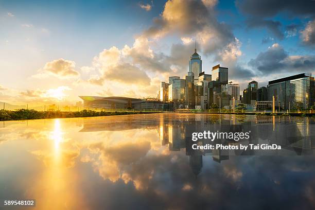 sunshine at central hong kong skyline at victoria harbor, hong kong, china - 高動態範圍成像 個照片及圖片檔