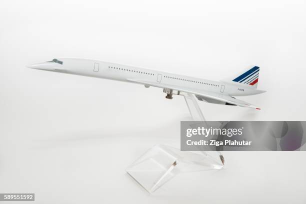 concorde plane model on white - supersonisch vliegtuig stockfoto's en -beelden