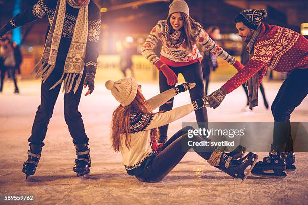 lassen sie uns ihnen helfen - ice rink stock-fotos und bilder