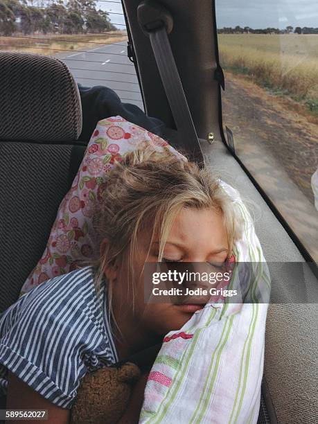 child sleeping in the back seat of a car - sleeping in car foto e immagini stock