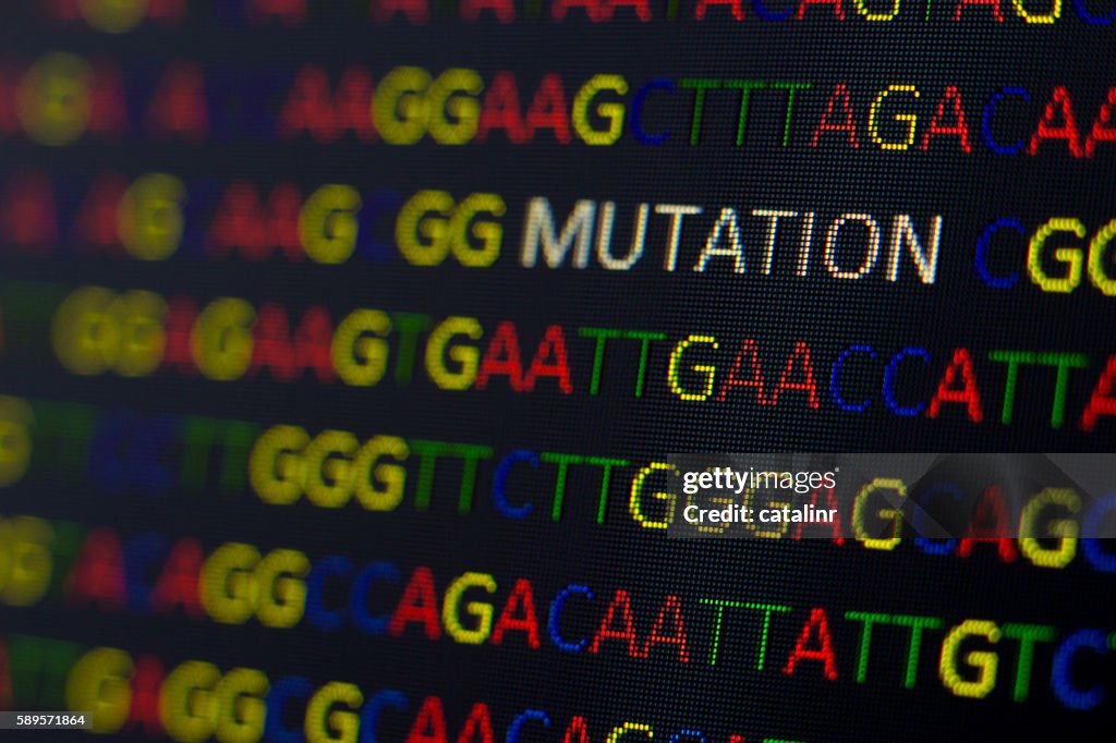 Secuencia de ADN con letras de colores sobre fondo negro que contiene mutación