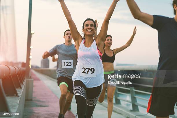 corredores de maratón. - sports race fotografías e imágenes de stock