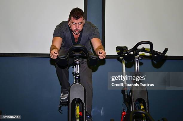 portrait of man training on an exercise bike - spinning stockfoto's en -beelden