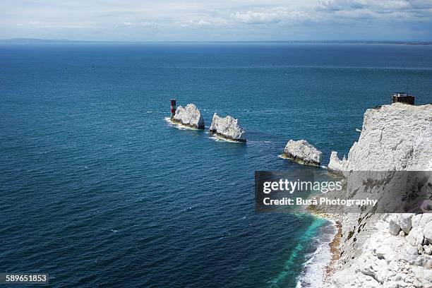 the needles in alum bay, isle of wight, england - alum bay stock-fotos und bilder