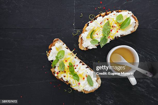 lemon, ricotta, basil and honey bruschetta - frischkäse stock-fotos und bilder