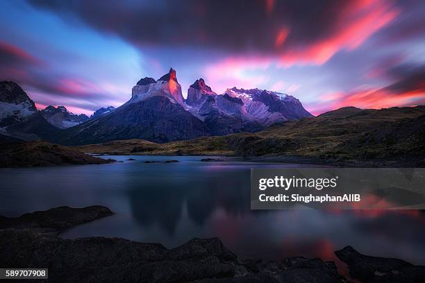 reflection of torres del paine - cuernos del paine stockfoto's en -beelden