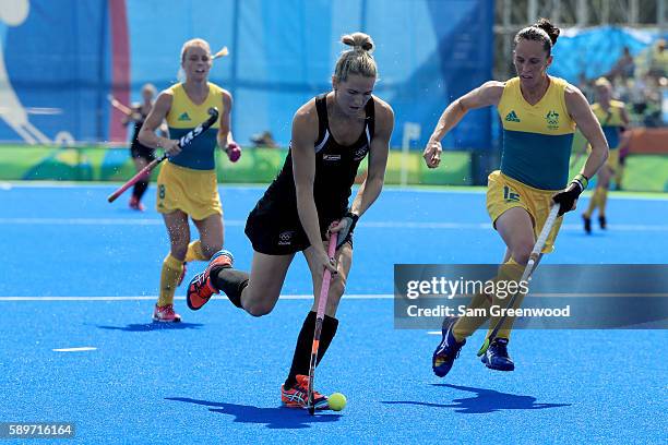 Stacey Michelsen of New Zealand runs past Madonna Blyth of Australia during a quarterfinal match at Olympic Hockey Centre on August 15, 2016 in Rio...