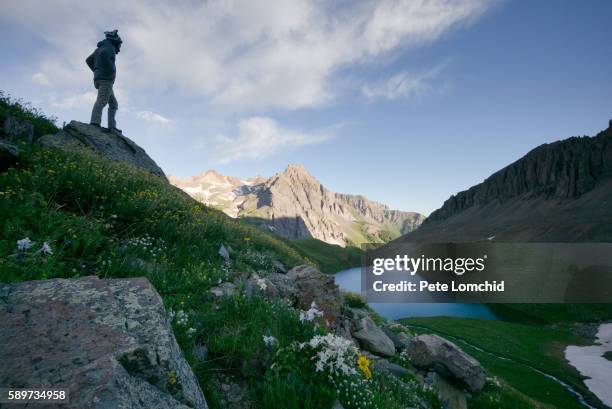 summiting the blue lake - maroon bells fotografías e imágenes de stock