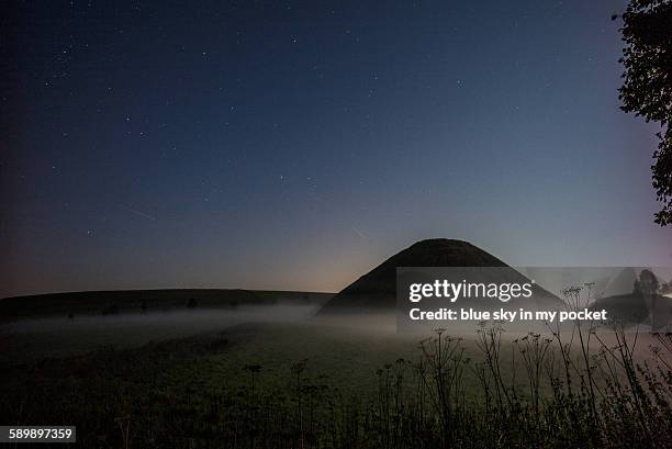 silbury hill - wiltshire imagens e fotografias de stock