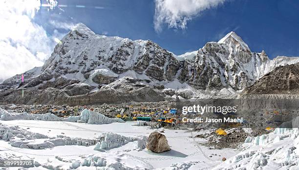 everest base camp - basislager stock-fotos und bilder