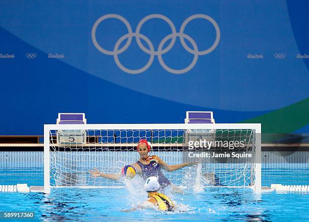Keesja Gofers of Australia shoots a penalty shot as Orsolya Kaso of Hungary during their Women's Water Polo quarterfinal match at the Rio 2016...